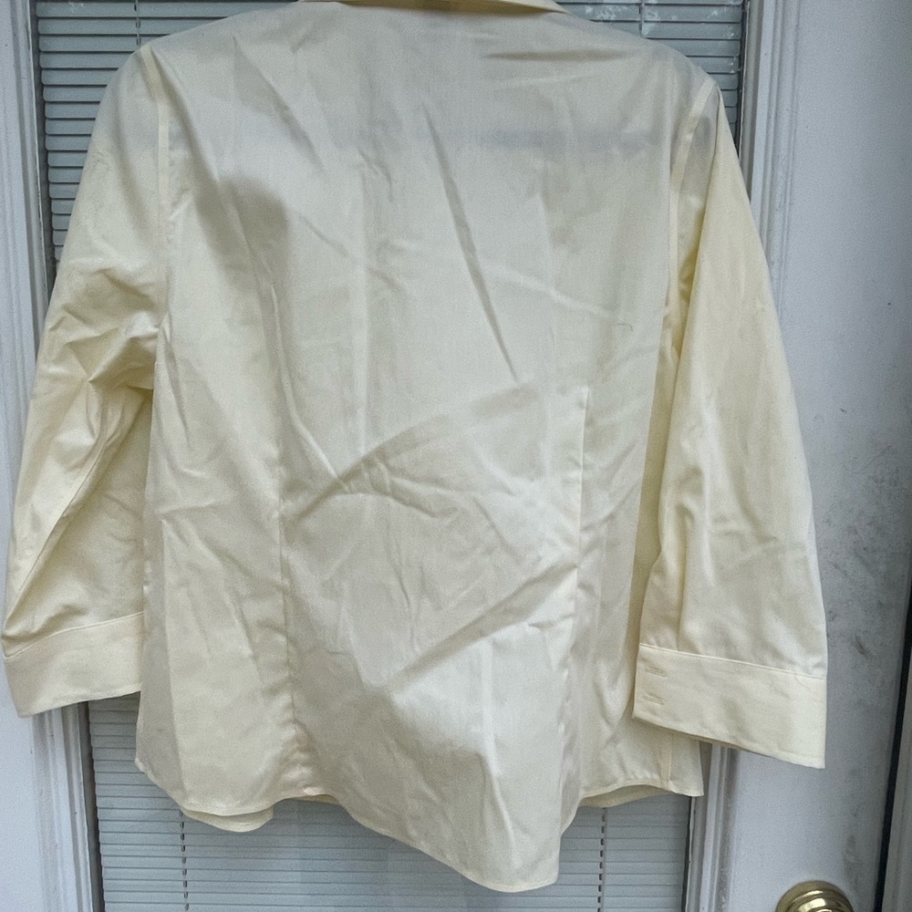 Anne Klein pale yellow Top with Lion Logo Tag - Picture 5 of 6